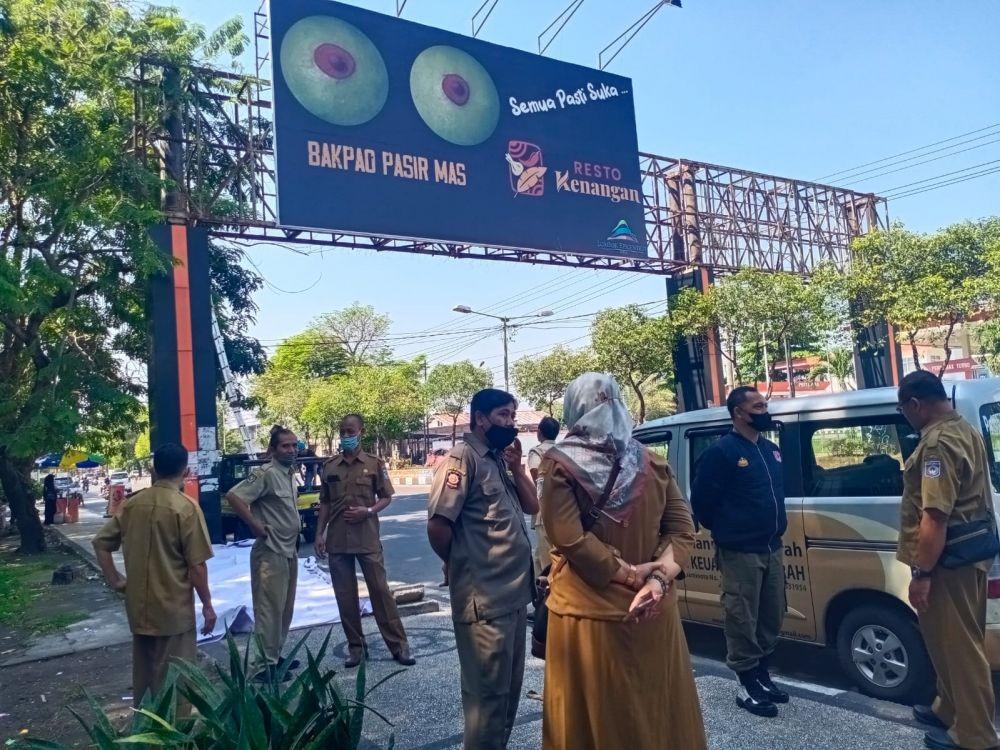 Baliho Iklan Bakpao Terkesan Seksis Bikin Risih Warga Mataram