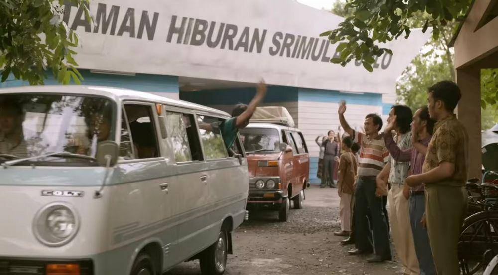 Cuplikan keberangkatan Grup Srimulat ke Ibukota Jakarta (dok. Youtube/IDN Pictures)