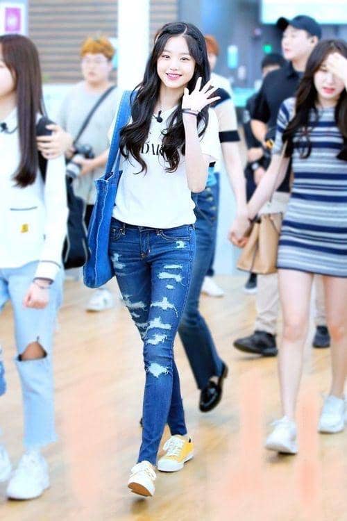 jeans Woonyoung IVE (twitter.com/karinaa00480465)