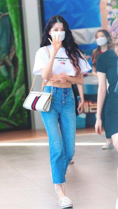 jeans Woonyoung IVE (twitter.com/izone_and_one)