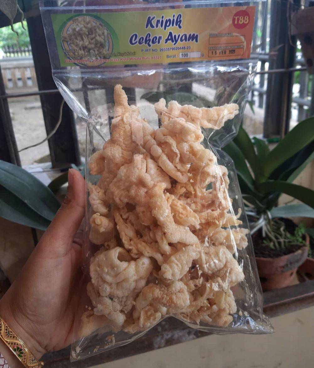 keripik ceker ayam (instagram.com/oleh_oleh_malang_raya)