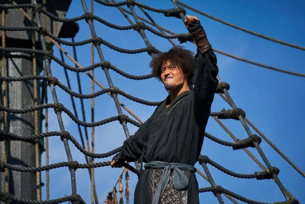 Kang Ha Neul dalam The Pirates 2 (instagram.com/th_company_official/)