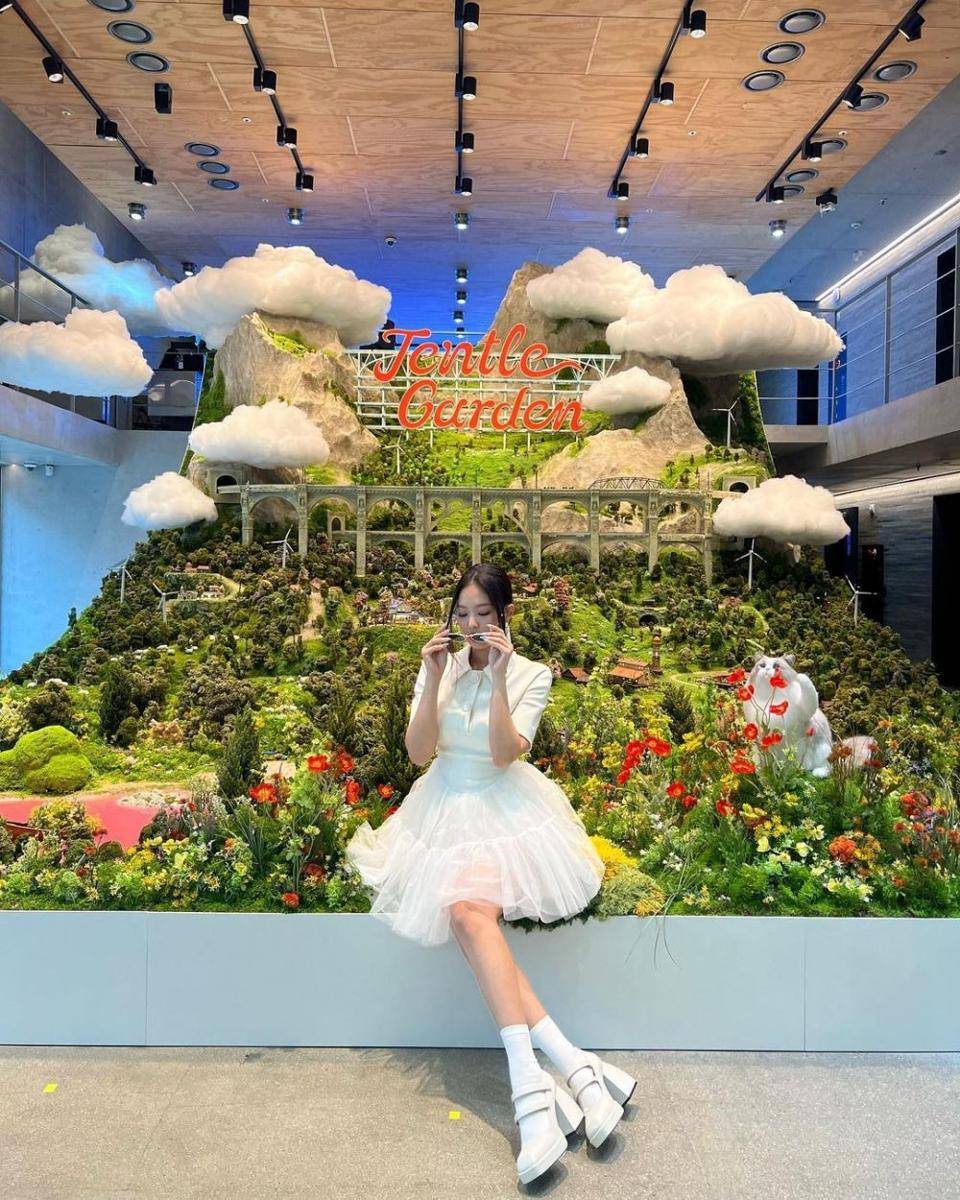 OOTD ngedate ala Jennie Blackpink (instagram.com/jennierubyjane)
