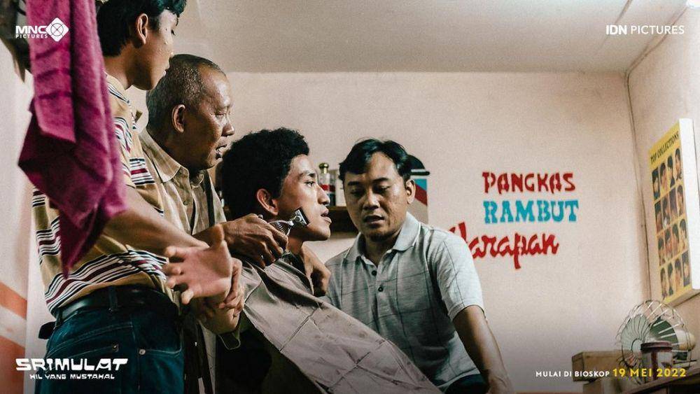 Basuki dan Gepeng ke tukang cukur untuk mencukur rambut. (instagram.com/filmsrimulat)