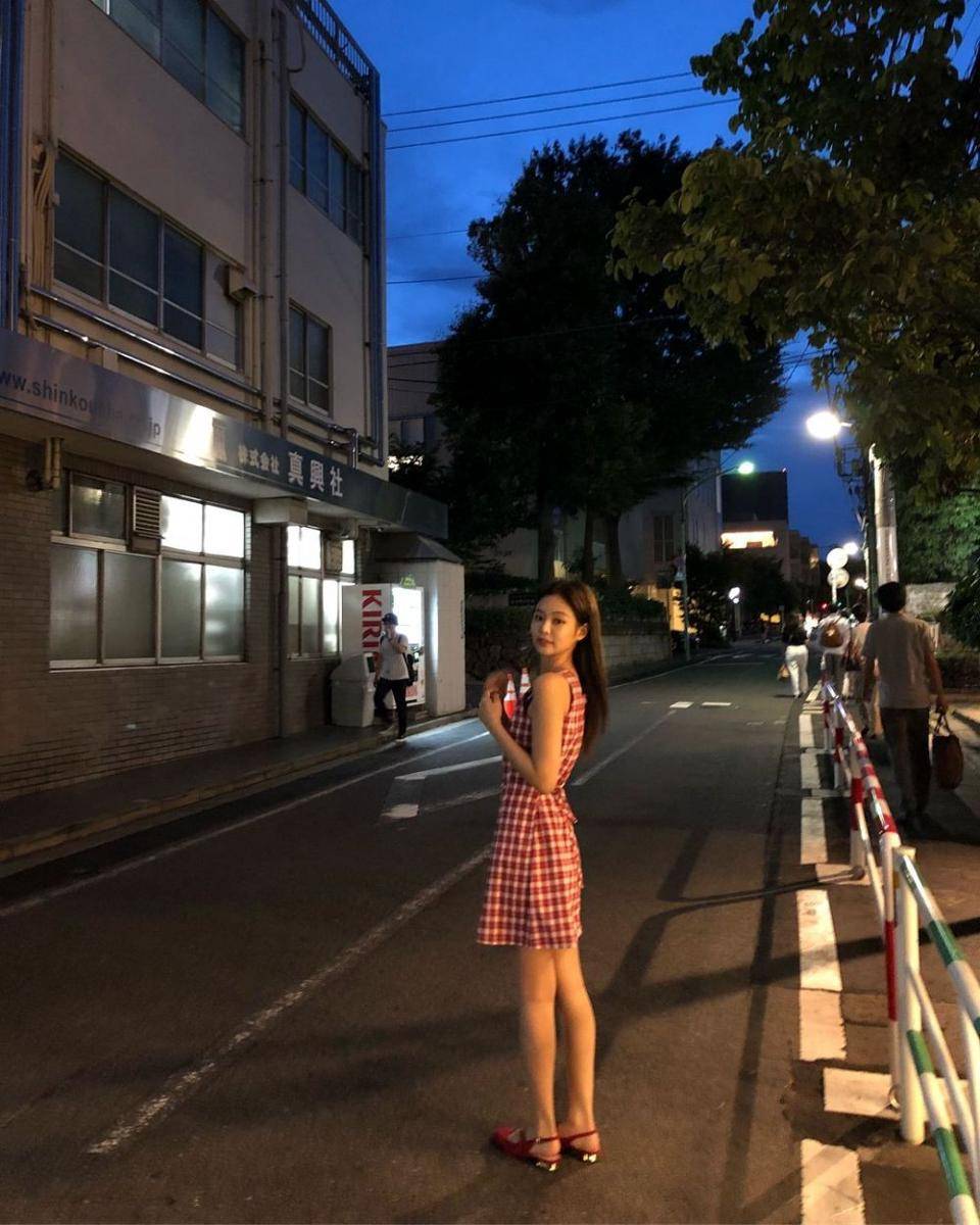 OOTD ngedate ala Jennie Blackpink (instagram.com/jennierubyjane)