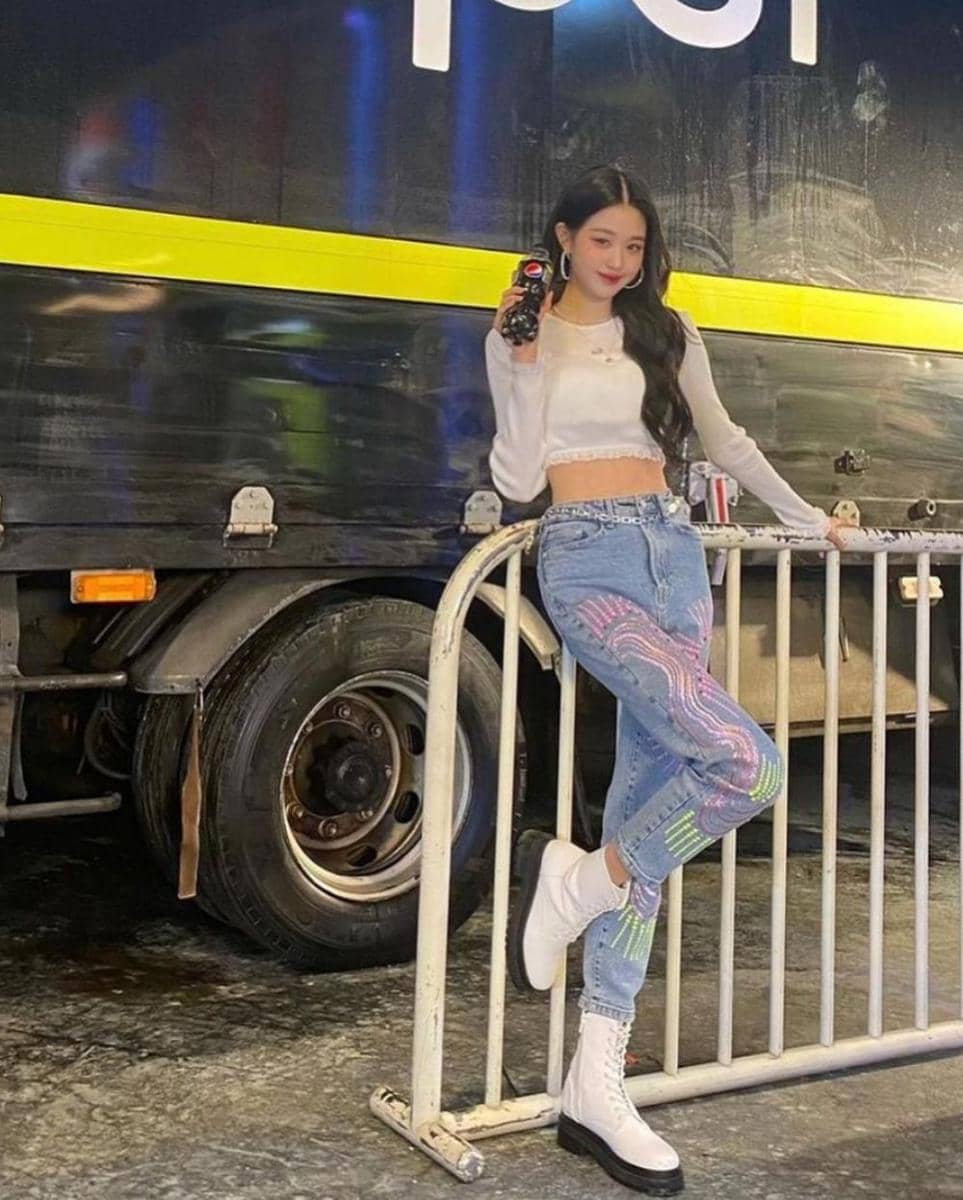 jeans Woonyoung IVE (instagram.com/izone___jangwonyoung)