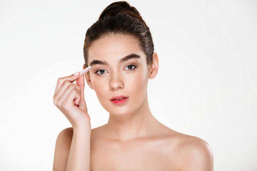 ilustrasi penggunaan eyebrow (freepik.com/drobotdean)