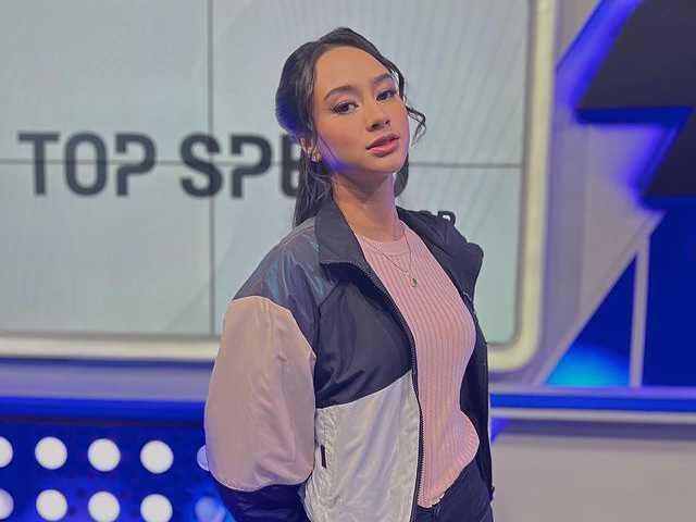 10 Potret Manis Astrini Putri, Co-host Talksik yang Bikin Mata Melek!