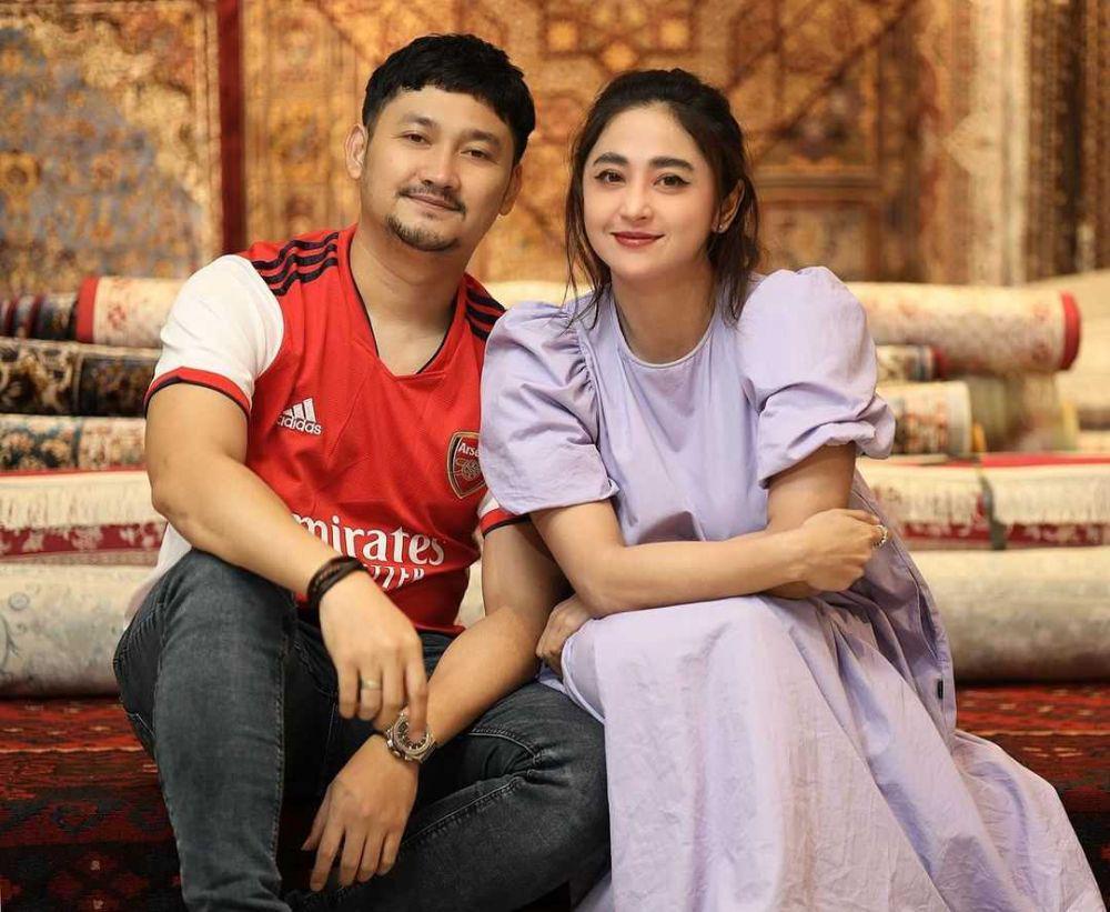 10 Potret Mesra Dewi Perssik dan Suami, Harmonis Bak Pengantin Baru