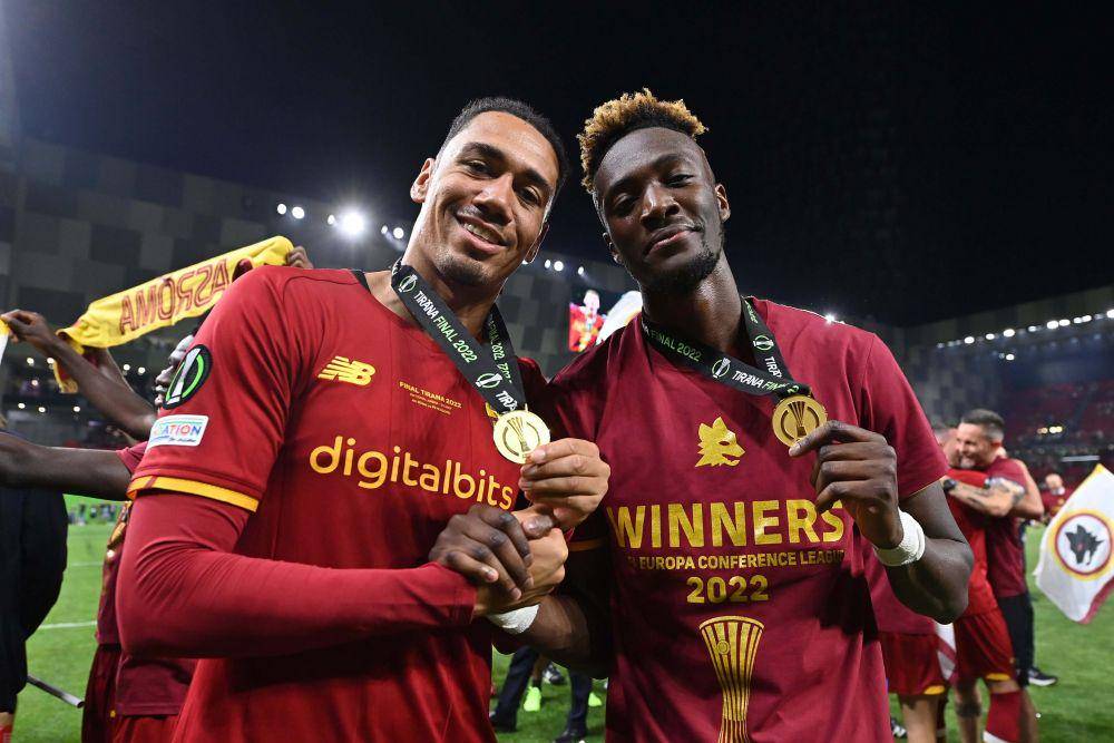 Chris Smalling dan Tammy Abraham (twitter.com/livescore)