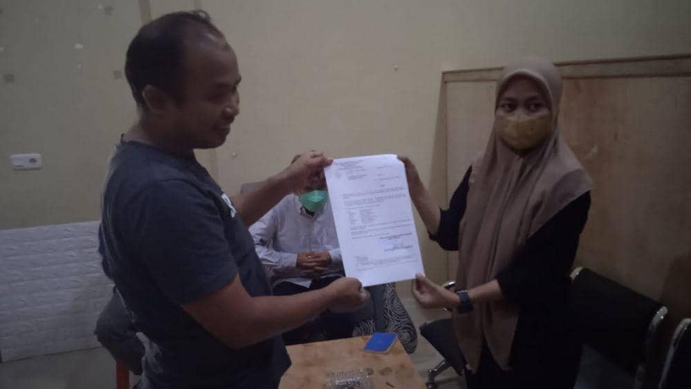 Penyidik Polres Bantaeng saat menyerahkan surat tanda laporan kasus kekerasan kepada perwakilan LBH Makassar. Istimewa