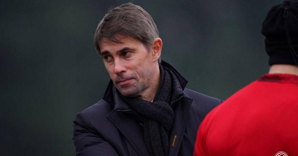 Frederic Massara menyasikan sesi latihan AC Milan. (pianetamilan.it)