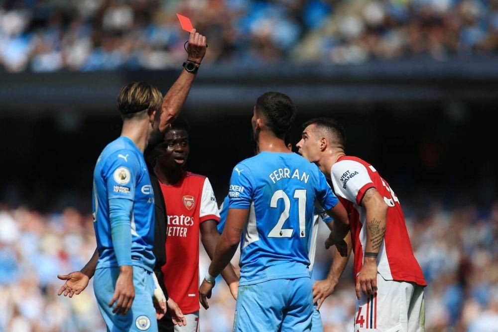 Granit Xhaka mendapatkan kartu merah ketika Arsenal melawan Manchester City di Premier League. (theathletic.com)
