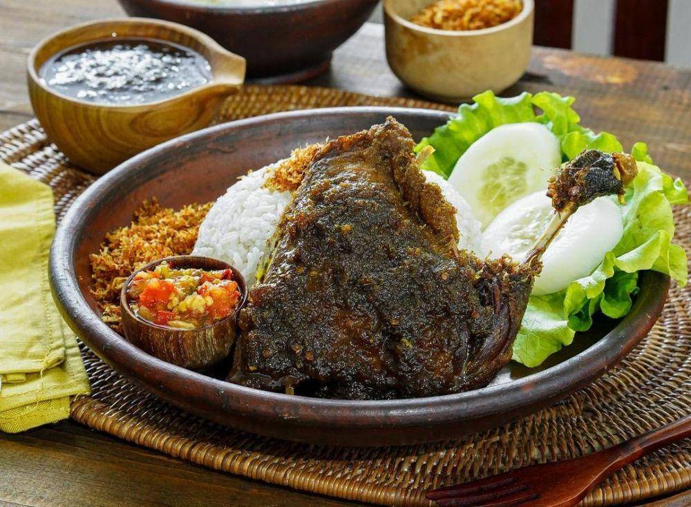 ayam goreng bumbu hitam (instagram.com/devyrico)