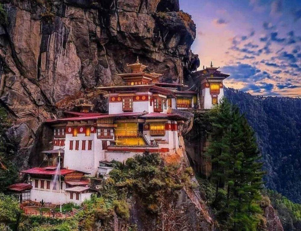 Paro Valley (instagram.com/incredible_world_and_you)