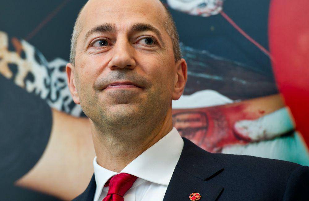 Ivan Gazidis menyaksikan laga AC Milan. (sempremilan.com)