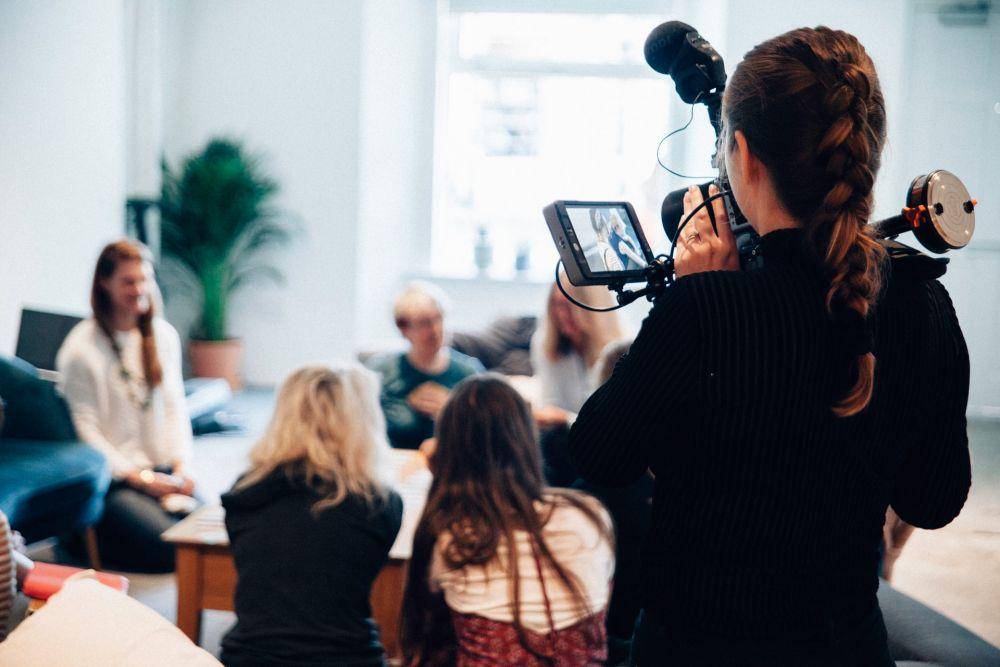 ilustrasi kru di balik acara TV (unsplash.com/Vanilla Bear Films)
