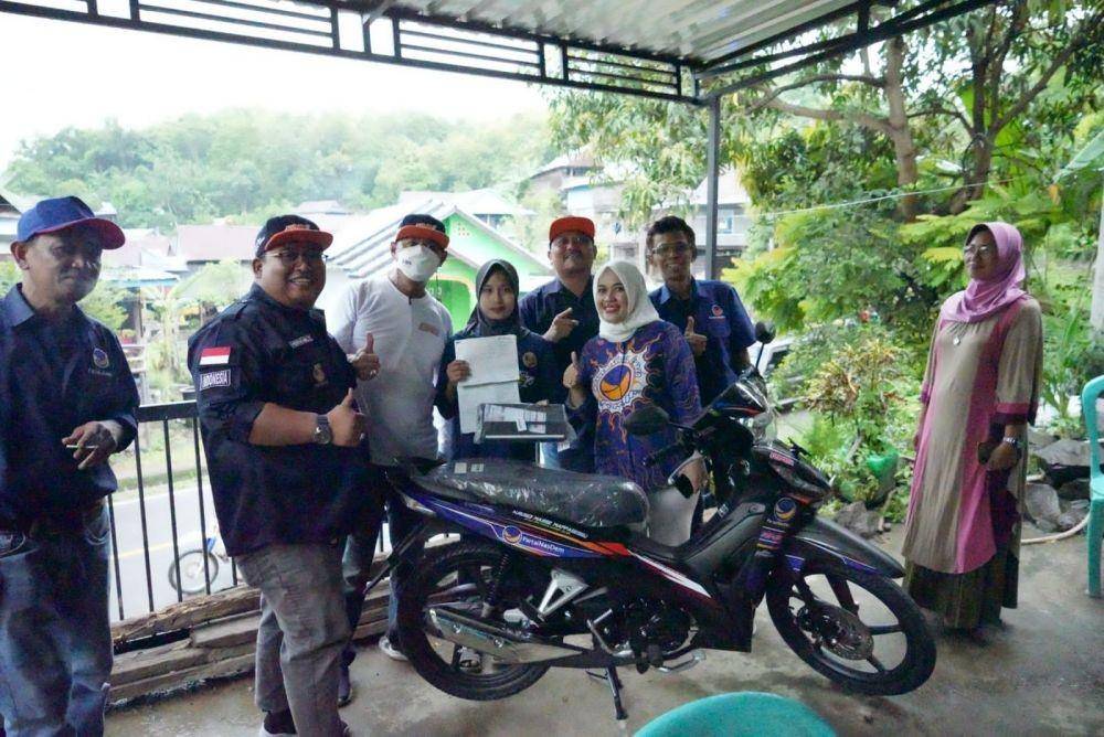 Hadiah sepeda motor dari Rusdi Masse untuk Evi, wanita buruh pasir di Pinrang. (Dok. Istimewa)