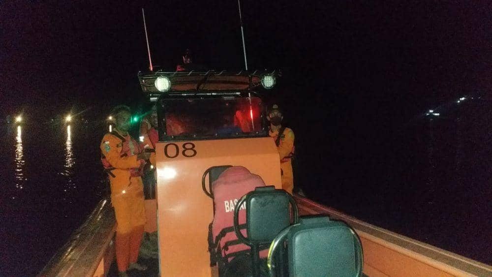 Petugas SAR mengevakuasi penumpang kapal wisata yang kandas di perairan Pulau Medang Kabupaten Sumbawa (Dok. SAR Mataram)