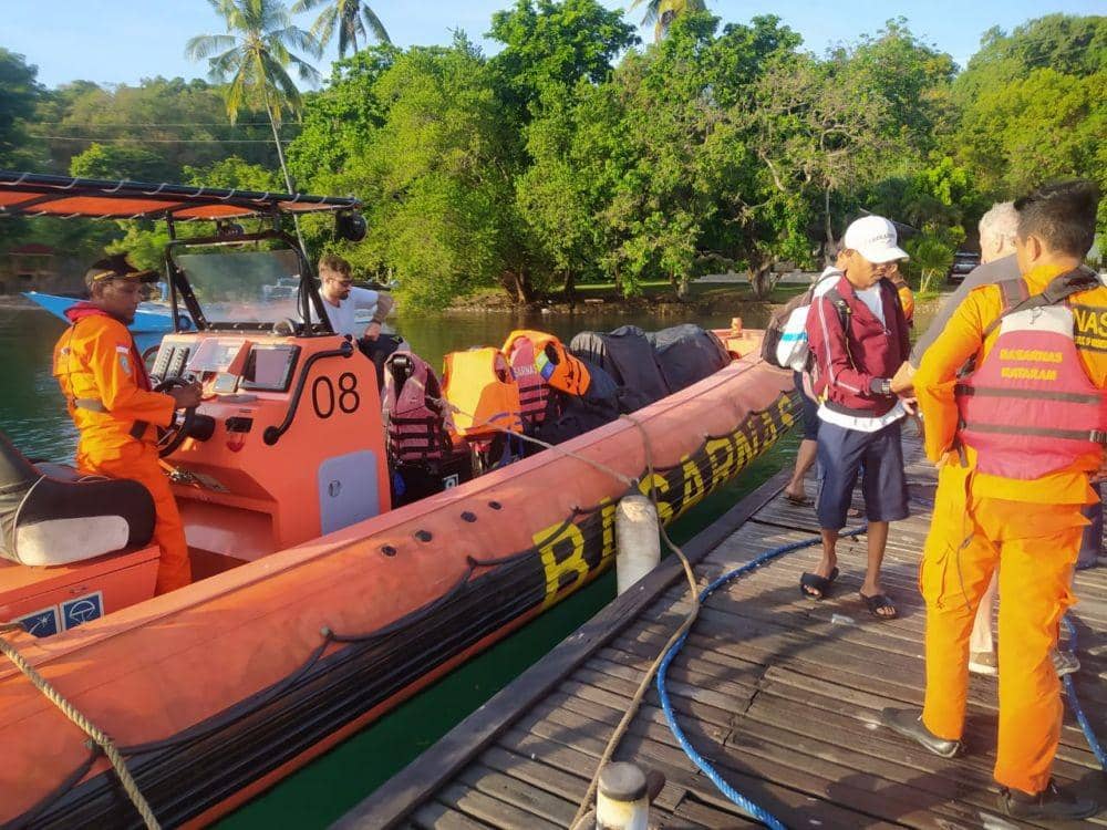 Petugas SAR mengevakuasi penumpang kapal wisata yang kandas di perairan Pulau Medang Kabupaten Sumbawa (Dok. SAR Mataram)