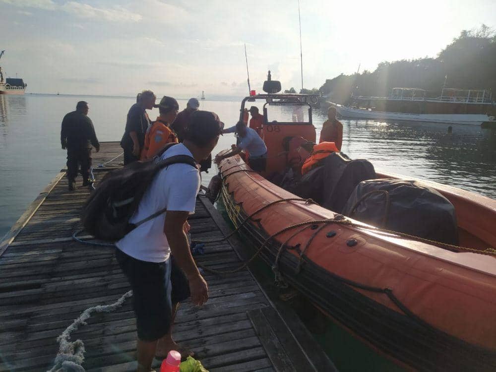 Petugas SAR mengevakuasi penumpang kapal wisata yang kandas di perairan Pulau Medang Kabupaten Sumbawa (Dok. SAR Mataram)