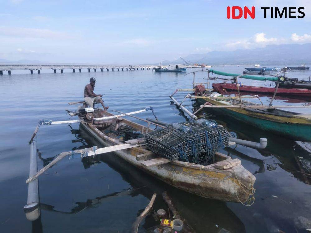 Ahmad Abdullah ketika mau parkir perahu di pantai Wadu Mbolo, Kelurahan Dara usai pulang melaut Kamis pagi (26/5/2022). (IDN Times/Juliadin)