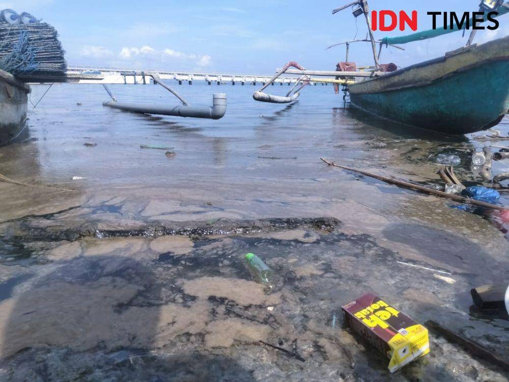 Parkir perahu di pantai Wadu Mbolo, Kelurahan Dara usai pulang melaut Kamis pagi (26/5/2022). (IDN Times/Juliadin).