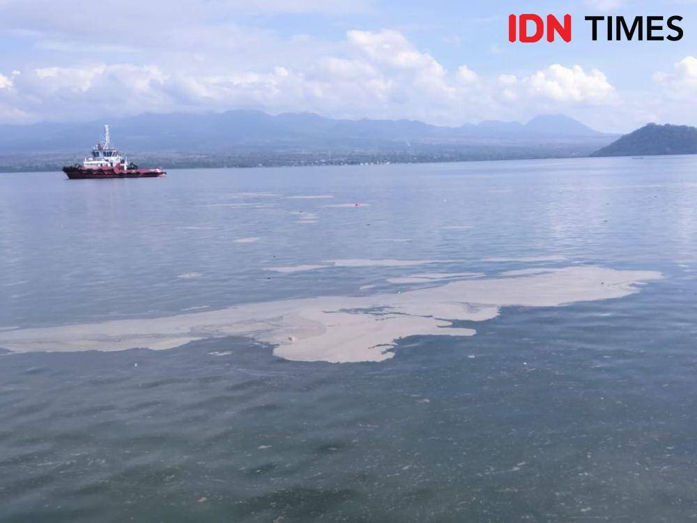 Kondisi Teluk Bima yang masih tercemar oleh sesuatu yang diduga limbah. (IDN Times/Juliadin)