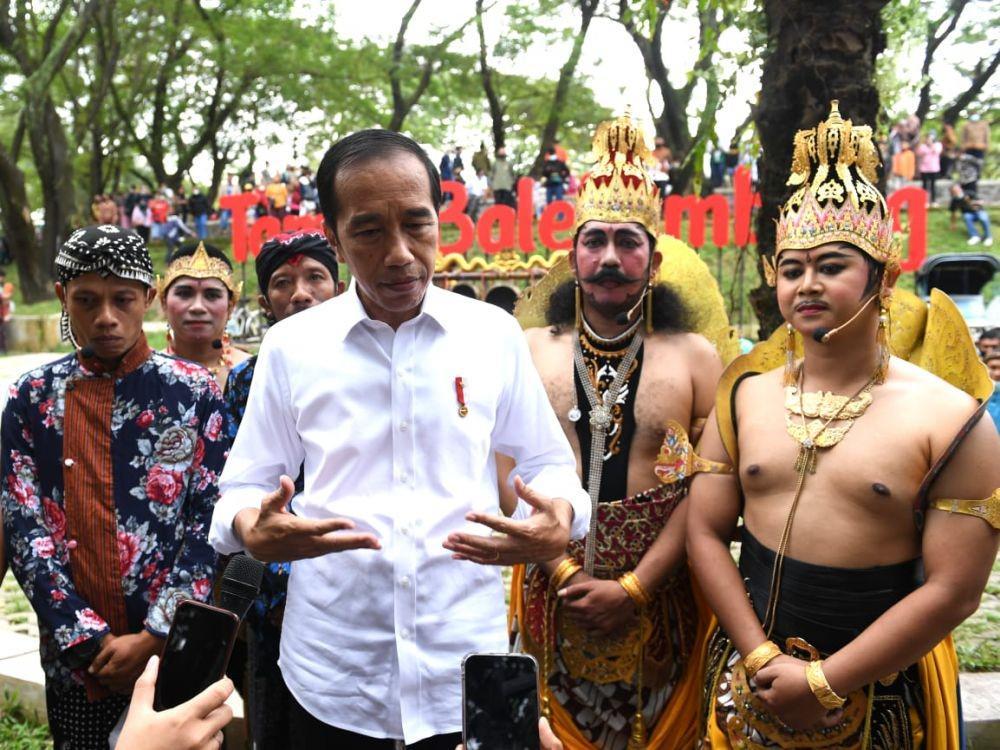 Usai Jadi Wali Nikah, Jokowi Beri Bansos ke Seniman di Surakarta