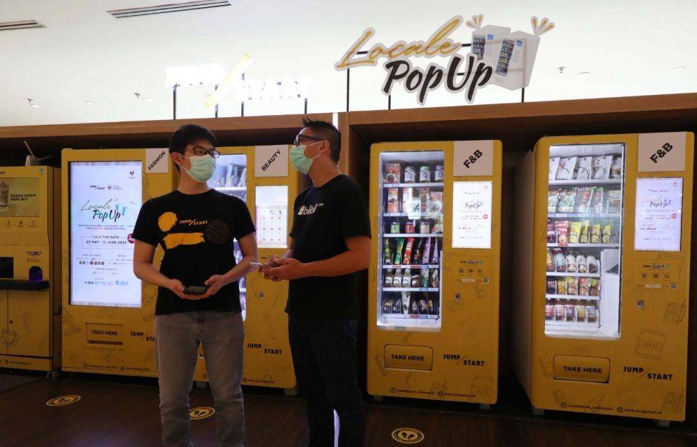Blibli dan Jumpstart meluncurkan vending machine berisi ragam produk UMKM binaan Blibli (dok. Blibli)