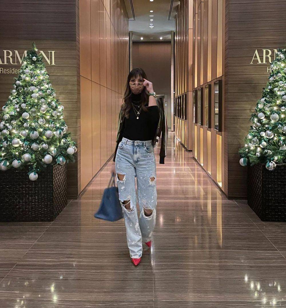 Mix and match celana jeans ala Nia Ramadhani (instagram.com/ramadhaniabakrie)