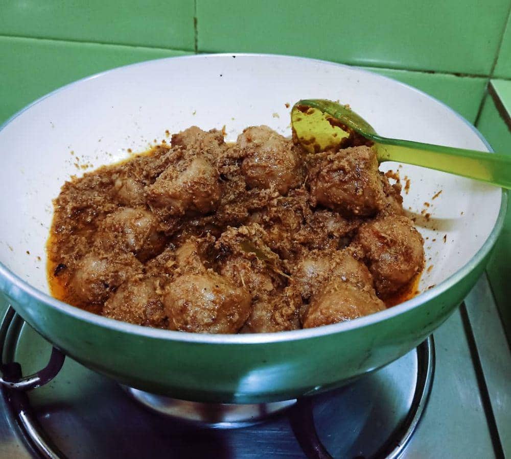 ilustrasi membuat rendang bakso ayam (instagram.com/sarwokotiti)