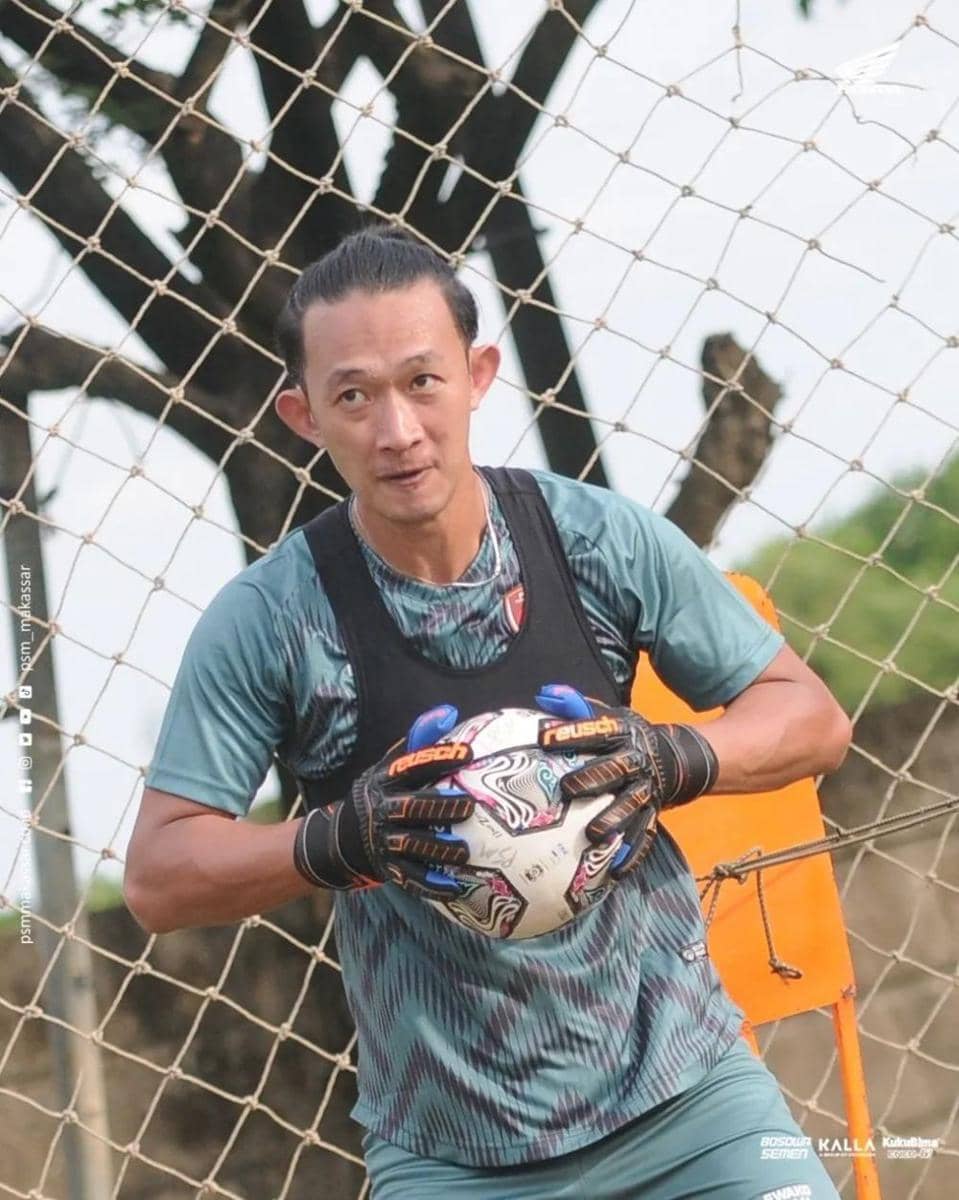 Kiper Rivky Mokodompit dalam sesi latihan PSM Makassar di Bosowa Sport Center, 18 Mei 2022. (Instagram.com/psm_makassar)