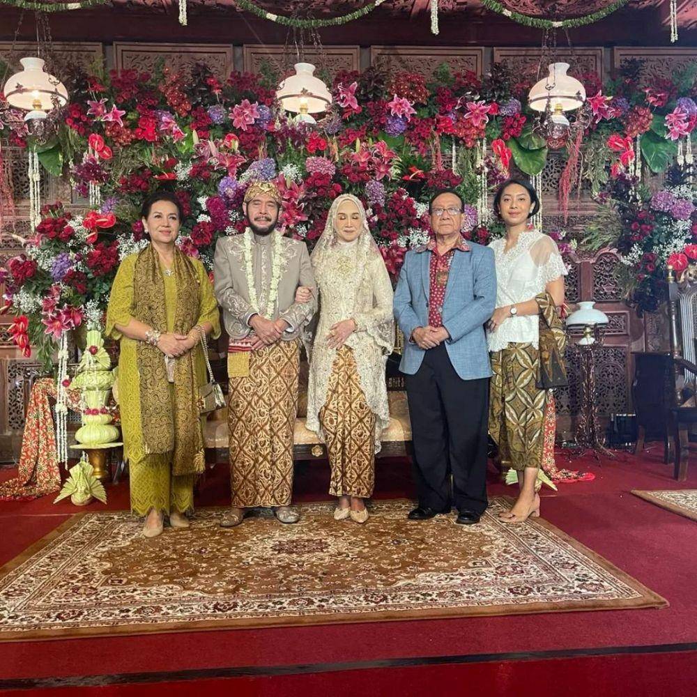 gaya busana tamu resepsi adik Jokowi (instagram.com/ninaatandjung)
