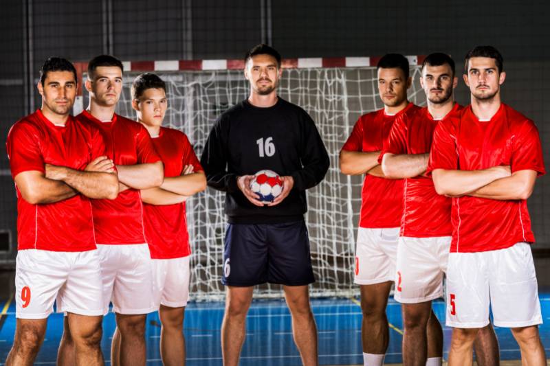 Perbedaan bola tangan dan bola basket berdasarkan jumlah pemain (canva.com)