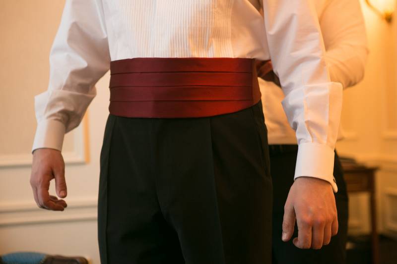 Perbedaan jas dan tuxedo berdasarkan aksesori (canva.com)