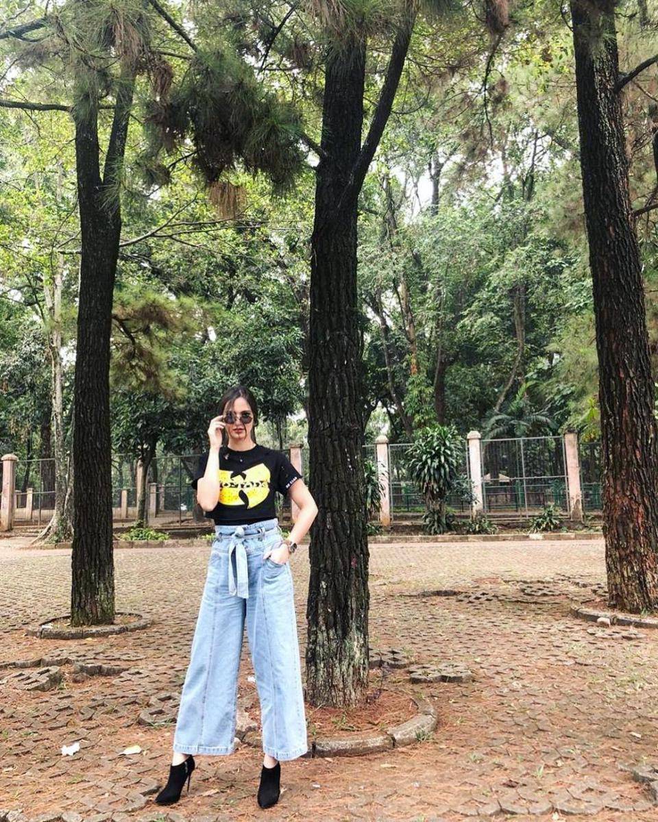 Mix and match celana jeans ala Nia Ramadhani (instagram.com/ramadhaniabakrie)