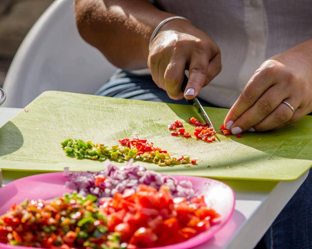 ilustrasi membuat sambal matah (unsplash.com/bonniekdesign)