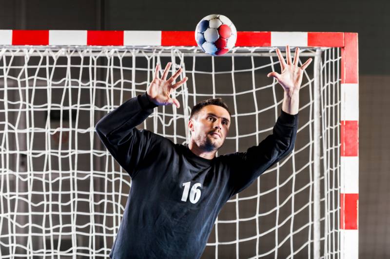 Perbedaan bola tangan dan bola basket berdasarkan penjaga gawang (canva.com)