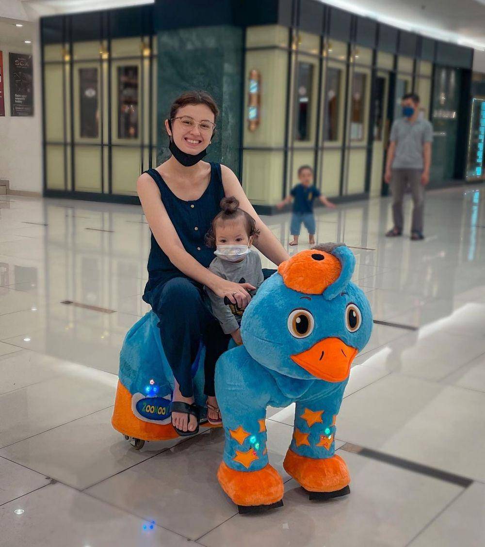 Kimberly Ryder dan anak (instagram.com/kimberlyryder)