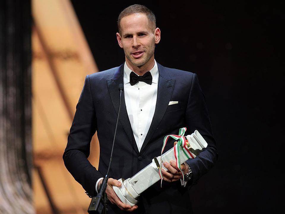 Peter Gulasci dengan piagam pemain terbaik Hungaria 2019 (instagram.com/petergulasci)