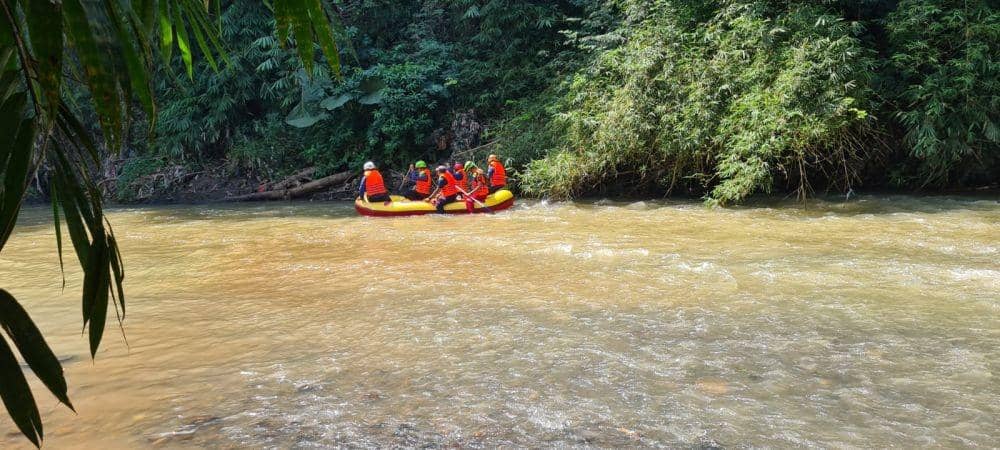 Petugas gabungan melakukan pencarian korban hanyut di Kali Ciliwung, Kecamatan Cipayung, Kota Depok. (dokumentasi Damkar Depok)