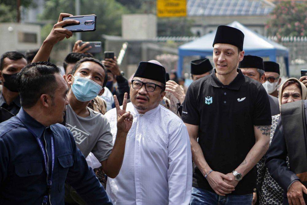 Mesut Oezil salat Jumat di Masjid Istiqlal. (ANTARA FOTO/Fauzan)