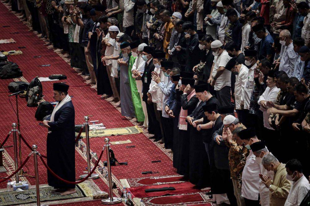 Mesut Oezil salat Jumat di Masjid Istiqlal. (ANTARA FOTO/Fauzan)