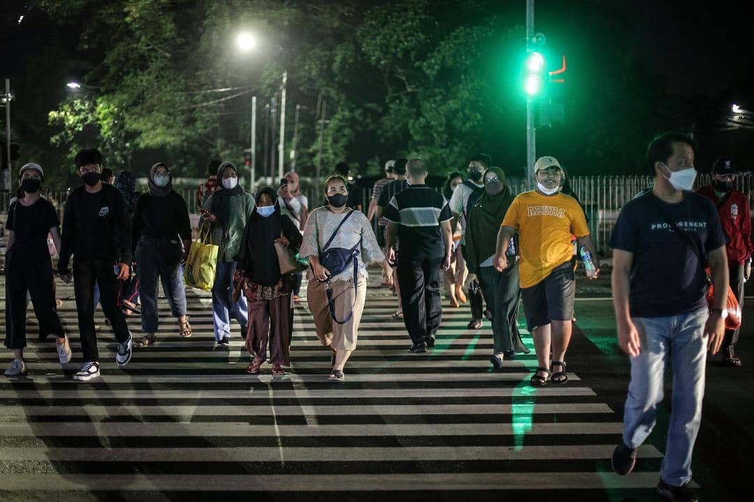 Sejumlah warga melintasi zebra cross di Jalan Jendral Sudirman, Jakarta, Minggu (15/5).