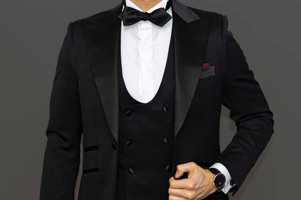Perbedaan jas dan tuxedo berdasarkan detail (unsplash.com/dapperprofessional)