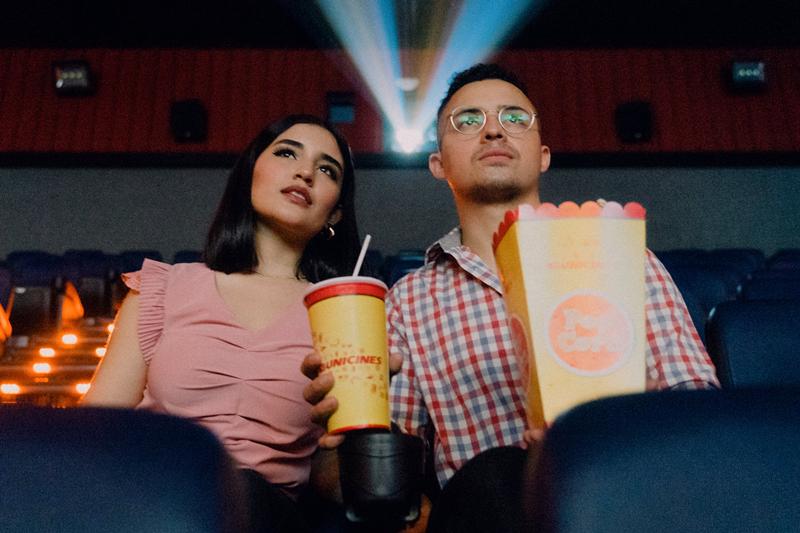 8 Cara Memilih Kursi Bioskop untuk Kencan, Biar Leher Gak Kesemutan!