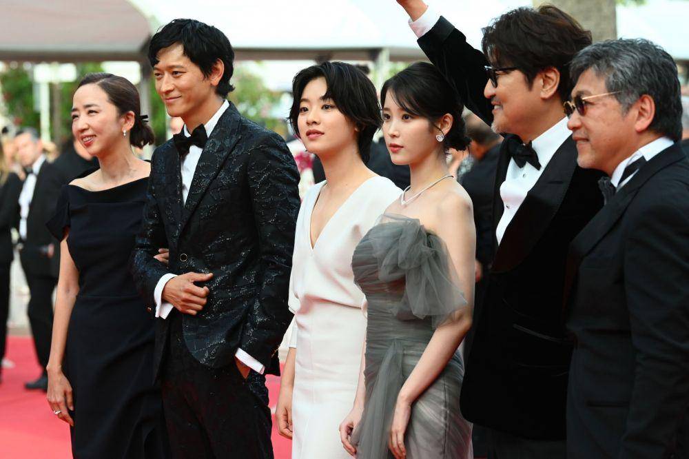 Pemain dan sutradara film Broker di Festival Film Cannes 2022. (twitter.com/IUteamstarcandy)