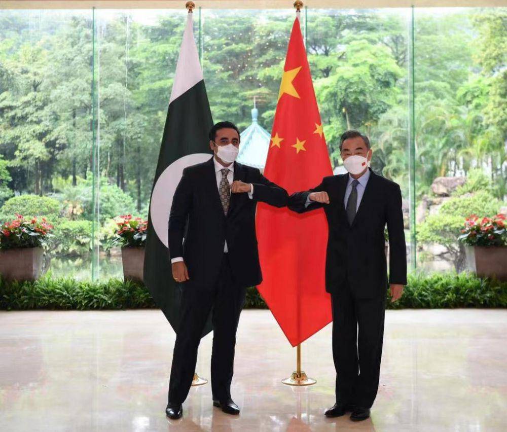 Menlu Pakistan Bhutto Zardari (kiri) dan Menlu China Wang Yi (kanan) (twitter.com/SpokespersonCHN)