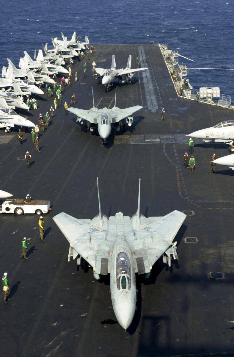 potret sejumlah jet tempur F-14 Tomcat yang bersiap lepas landas dari geladak Kapal Induk USS Enterprise (commons.wikimedia.org/Martin Maddock-US NAVY)